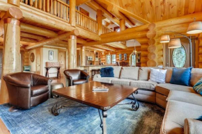 Highlands Treehouse with Shuffleboard & Private Hot Tub! Golf Course and Mountain Views!